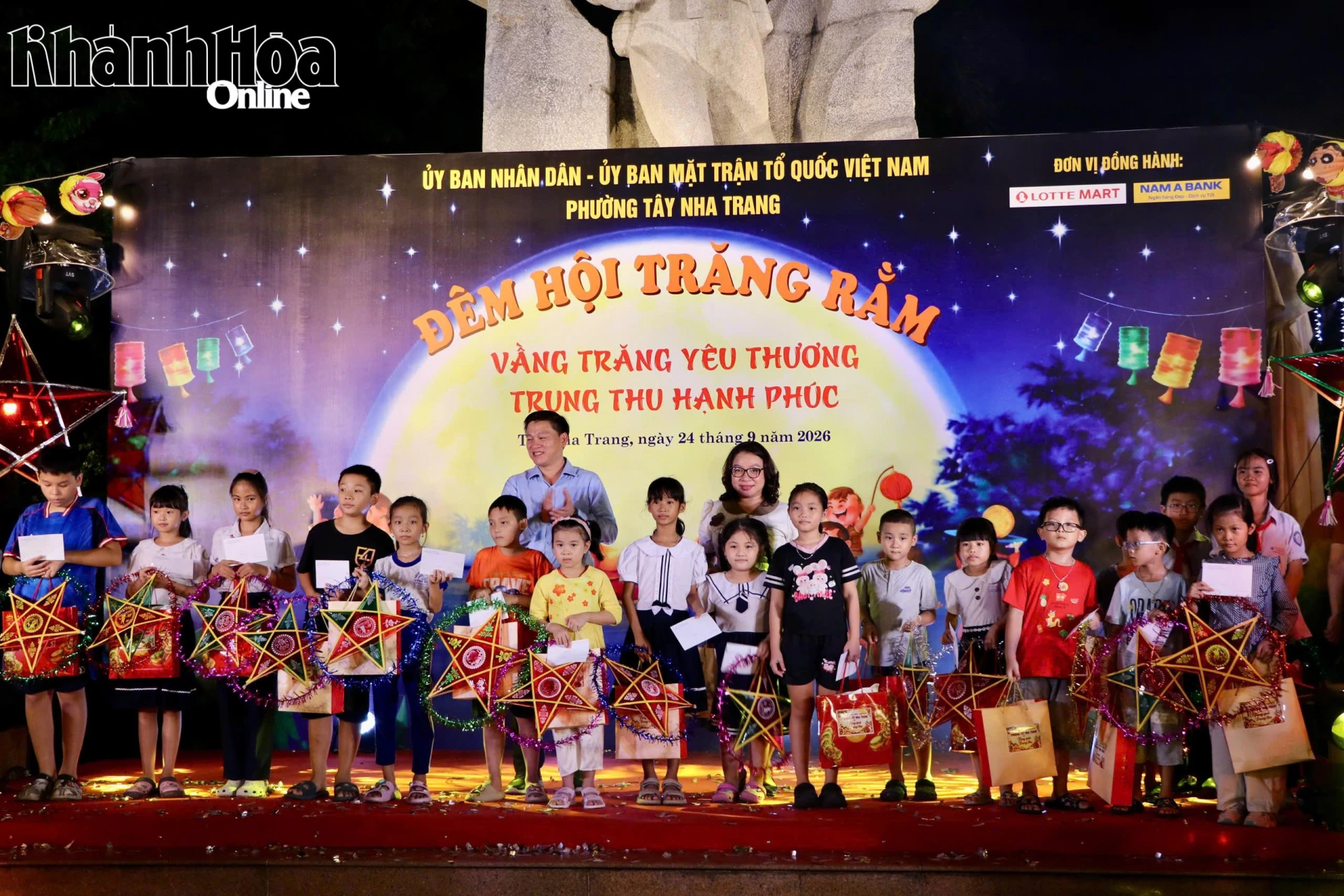 Các phần quà được trao tận tay đến các em có hoàn cảnh khó khăn.
