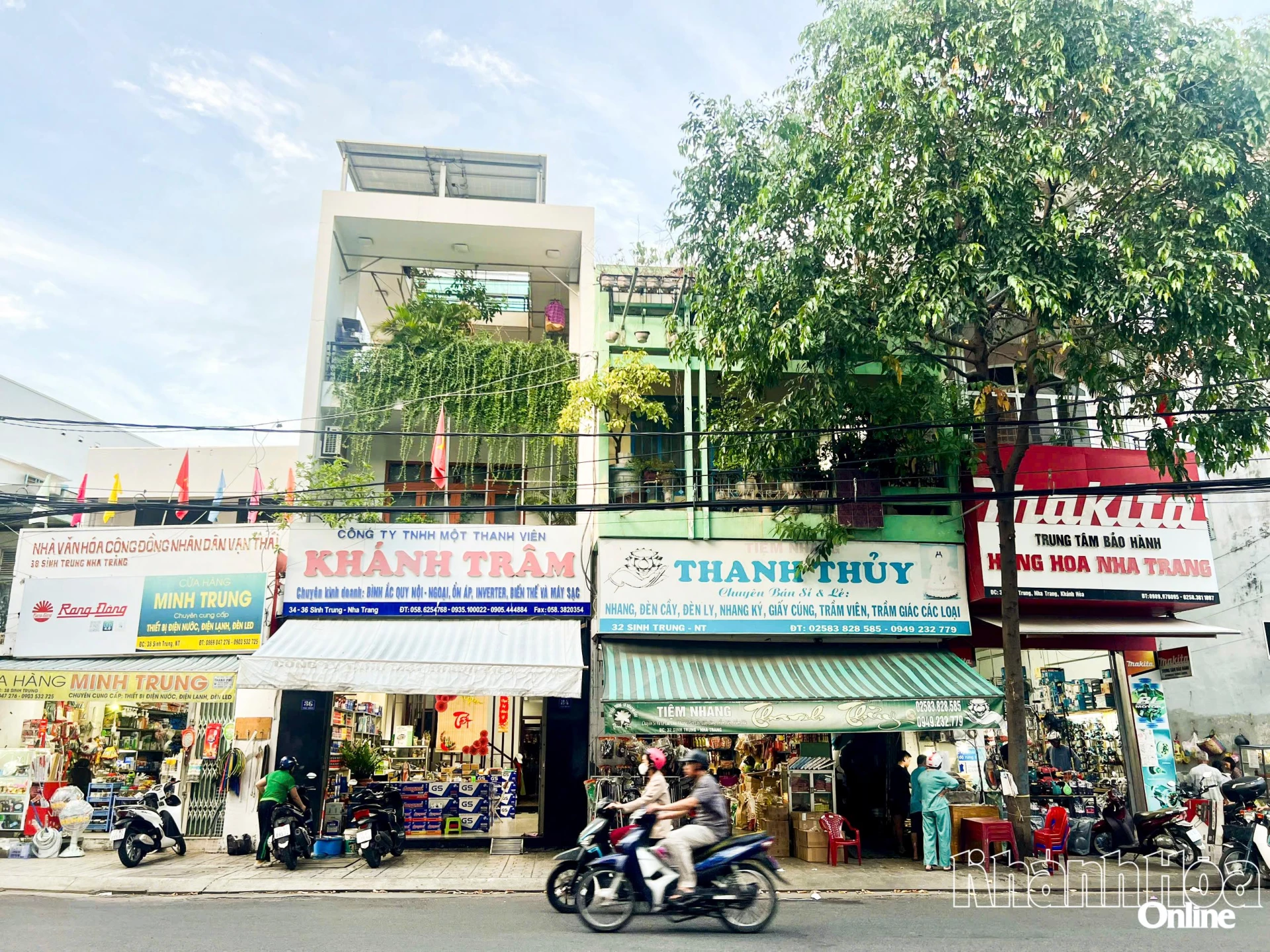 Những cửa hàng đồ cơ khí nằm sát nhau trên đường Sinh Trung.