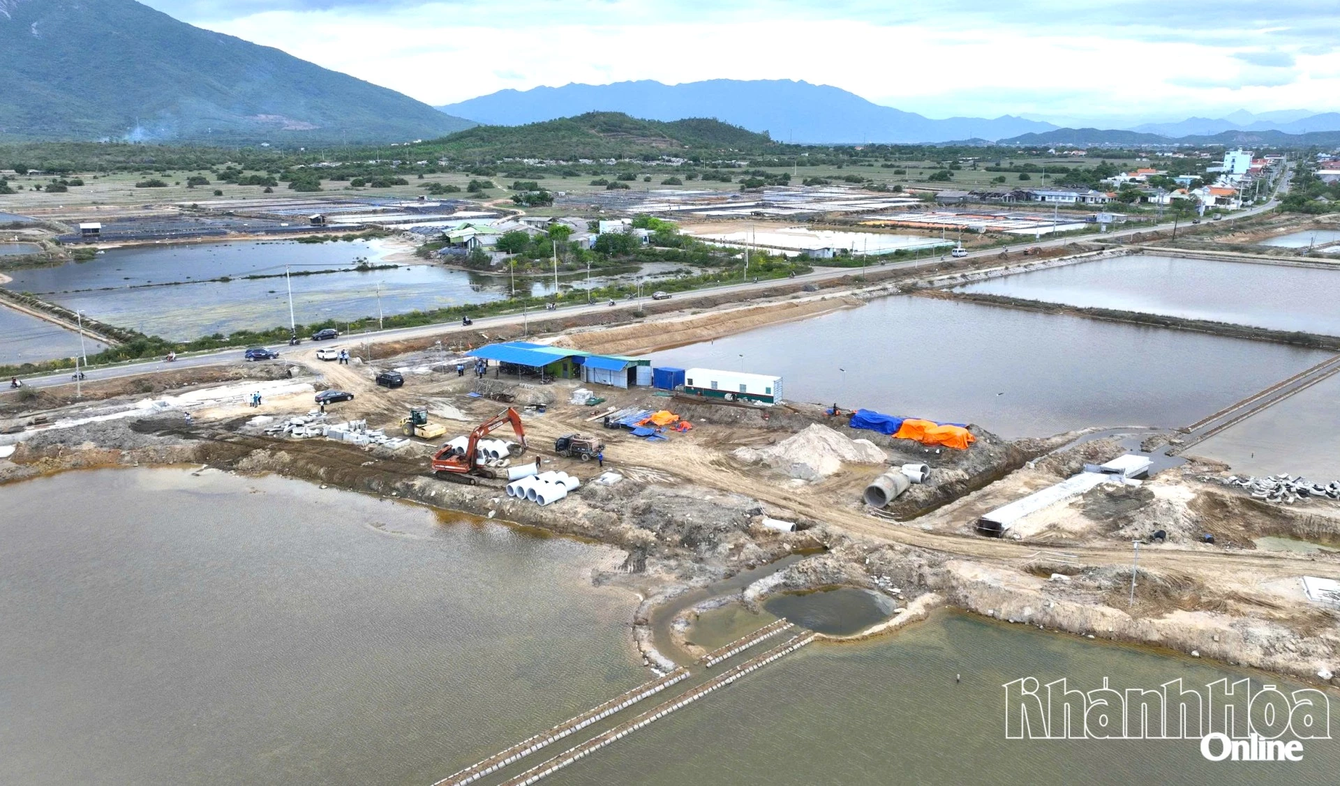 Thi công tuyến đường ven biển Vạn Lương - Ninh Hòa.