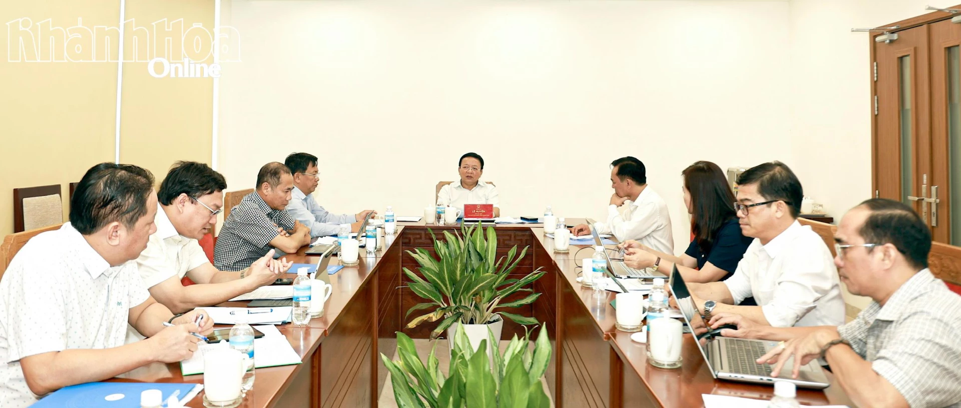 Quang cảnh cuộc họp.