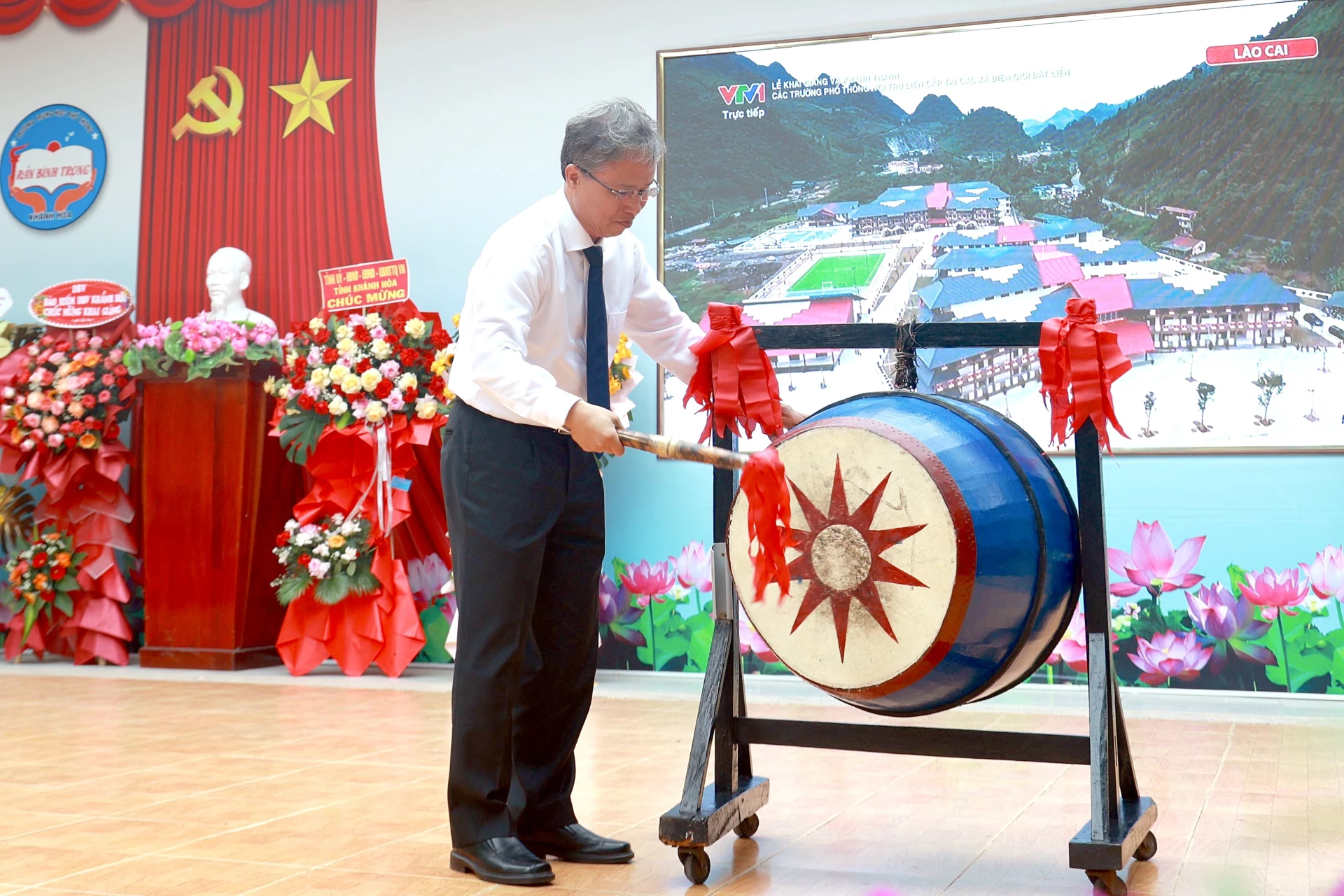 Phó Chủ tịch UBND tỉnh Trần Hòa Nam đánh trống khai giảng năm học mới.