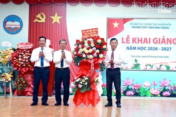 Phó Chủ tịch UBND tỉnh Trần Hòa Nam dự lễ khai giảng năm học mới tại Trường THPT Trần Bình Trọng