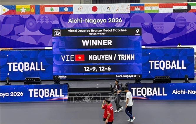 Nguyễn Hoàng Minh Tân và Trịnh Gia Nghi giành huy chương đồng nội dung đôi nam nữ môn teqball (Ảnh: TTXVN phát)

