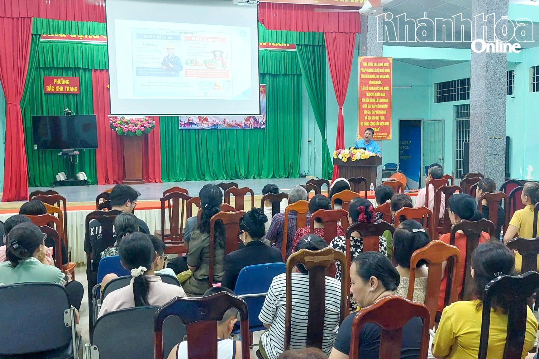 Một hội nghị tuyên truyền, vận động người dân tham gia bảo hiểm xã hội tự nguyện, bảo hiểm y tế tự đóng tại phường Bắc Nha Trang.