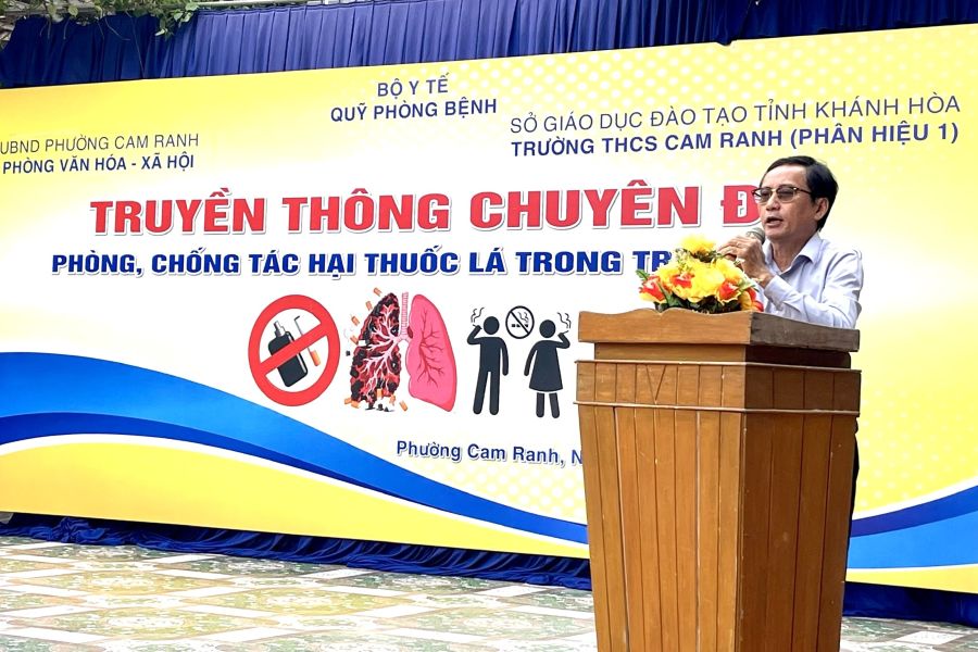 Bác sĩ Tôn Thất Toàn, Phó Giám đốc Trung tâm Kiểm soát bệnh tật Khánh Hòa truyền thông về tác hại của thuốc lá.
