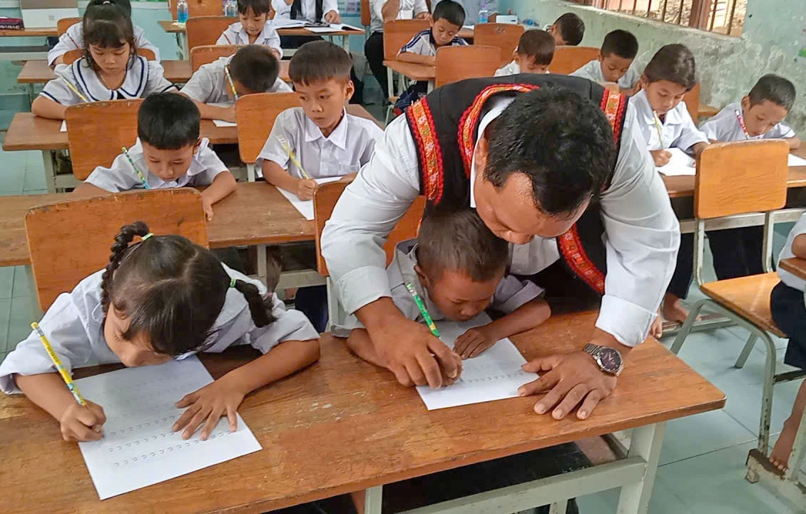Giờ luyện chữ Raglai của học sinh Trường Phổ thông dân tộc bán trú tiểu học Phước Đại (ảnh nhà trường cung cấp).