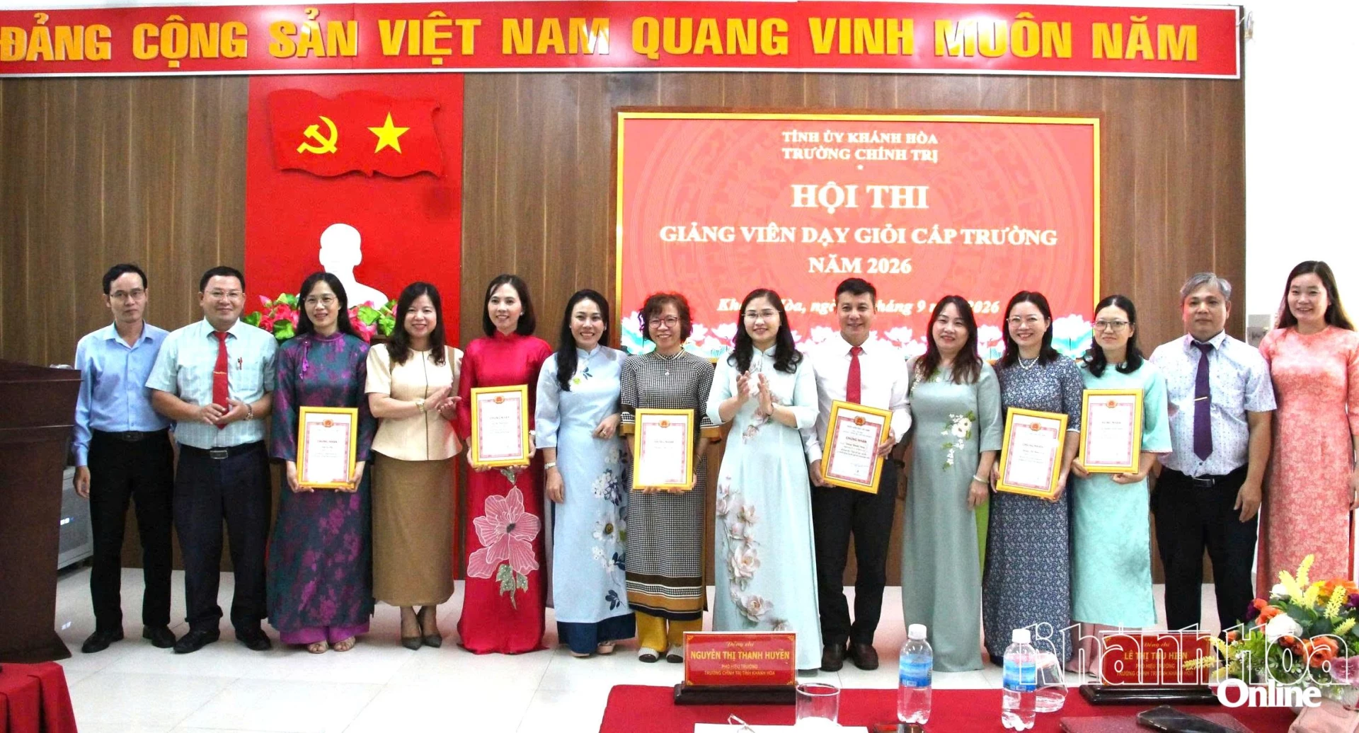 Ban Giám hiệu Trường Chính trị tỉnh chụp ảnh lưu niệm với các thí sinh.