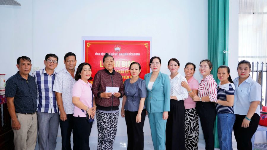 Lãnh đạo địa phương chúc mừng gia đình bà Nguyễn Thị Kim.