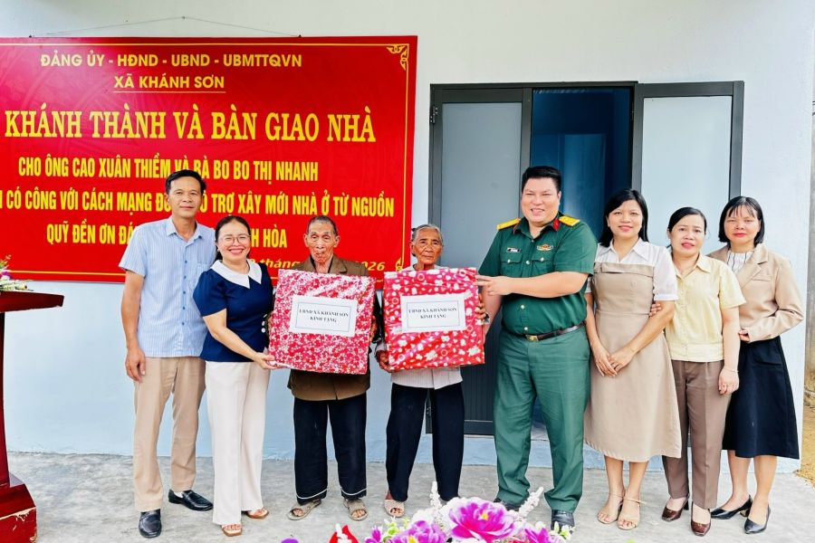 Lãnh đạo xã Khánh Sơn trao tặng quà cho ông Cao Xuân Thiềm và bà Bo Bo Thị Nhanh.
