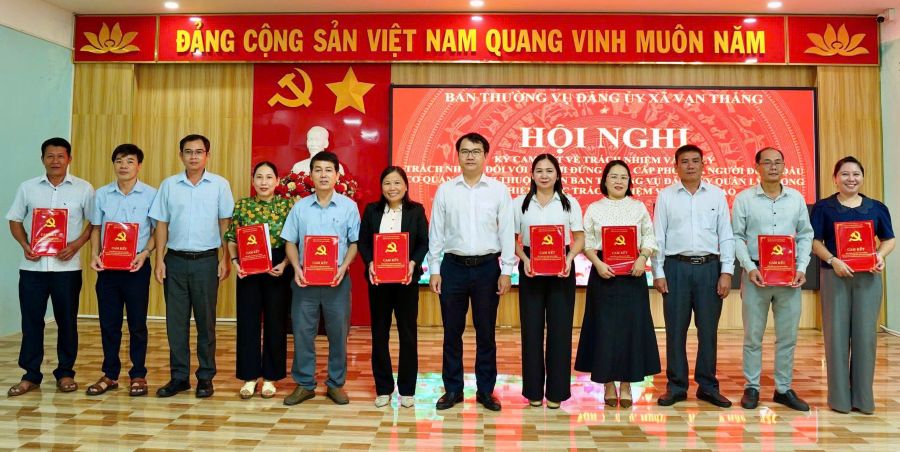 Ban Thường vụ Đảng ủy xã Vạn Thắng trao bản ký cam kết cho người đứng đầu, cấp phó của người đứng đầu của các cơ quan, đơn vị.