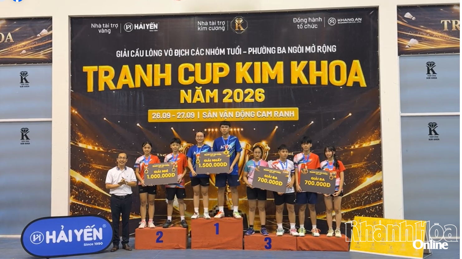 Ban Tổ chức trao giải cho các vận động viên đạt thành tích ở nội dung đôi nam nữ U15
