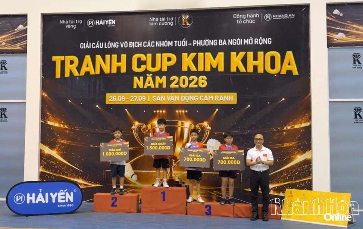 Ban Tổ chức trao giải cho các vận động viên đạt thành tích ở nội dung đơn nam U12