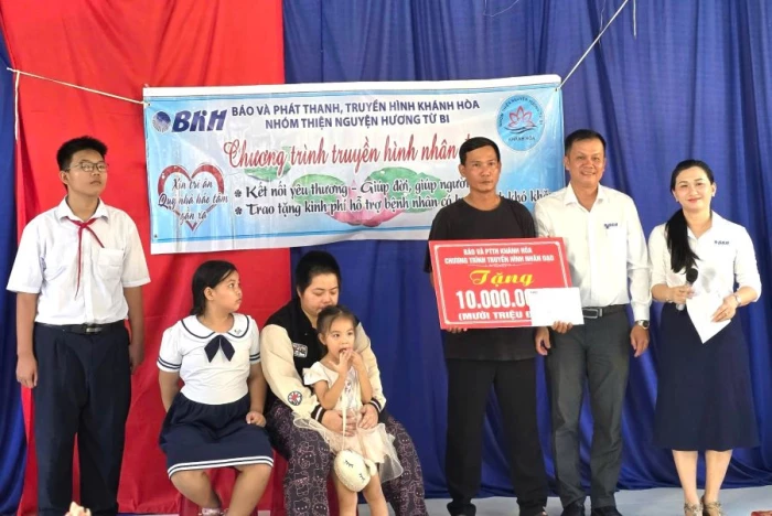 Báo và Phát thanh, Truyền hình Khánh Hòa phối hợp trao hơn 119 triệu đồng hỗ trợ bệnh nhân có hoàn cảnh khó khăn
