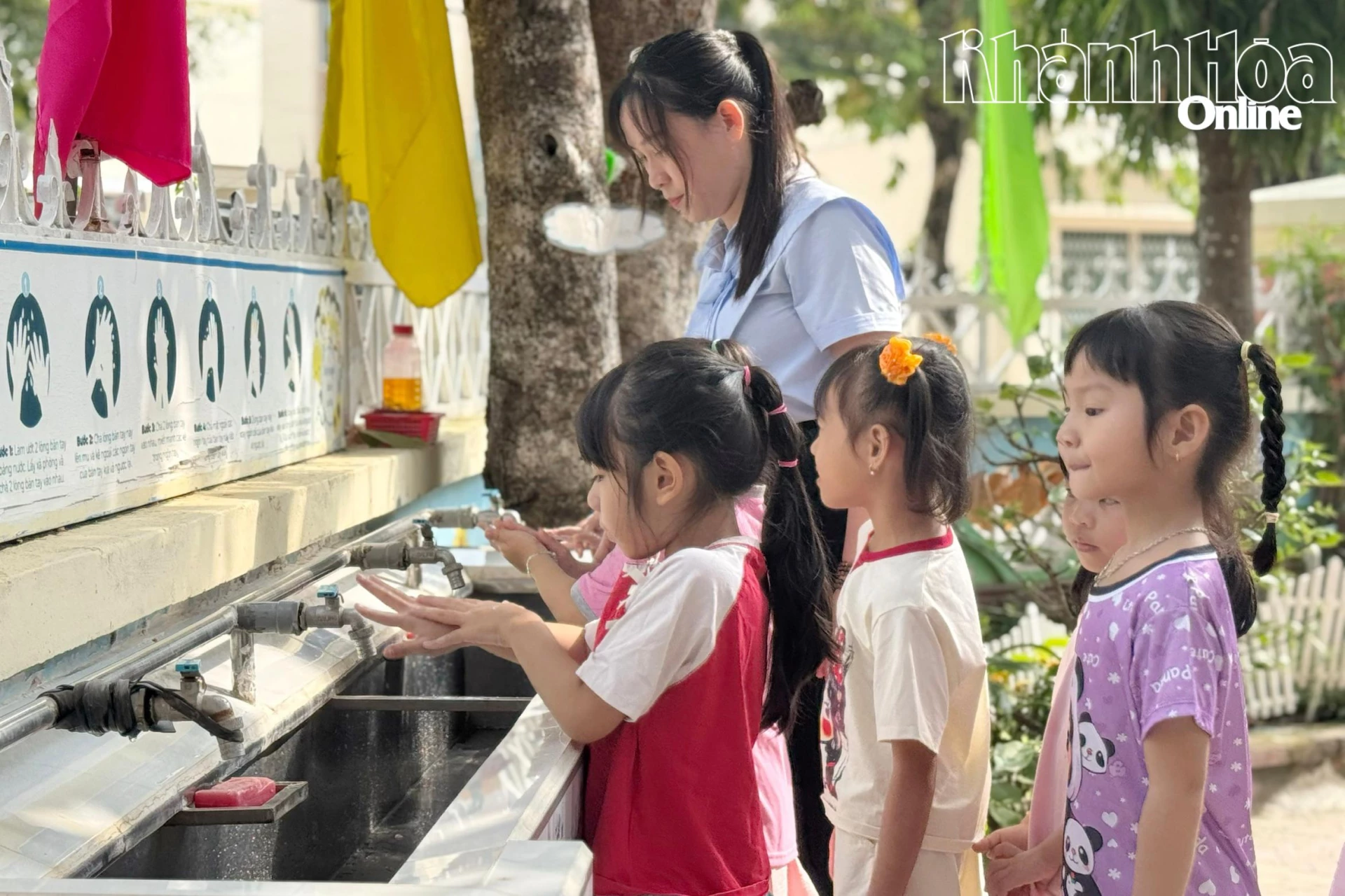 Học sinh Trường Mầm non Diên Khánh rửa tay trước khi vào lớp.