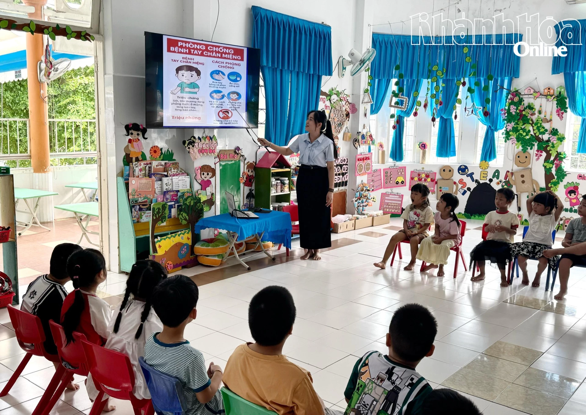 Học sinh Trường Mầm non Diên Khánh được cô giáo hướng dẫn tìm hiểu về bệnh tay chân miệng.
