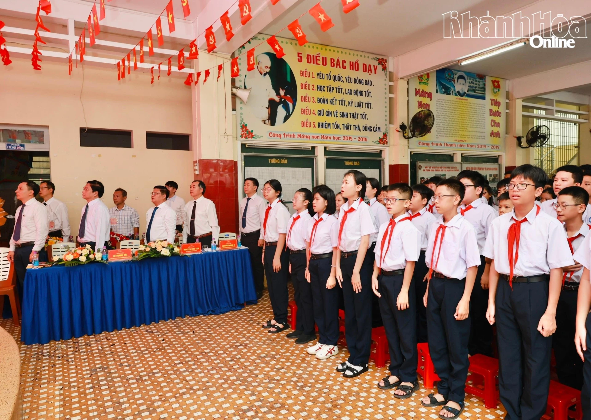 Đại biểu, giáo viên và học sinh trường THCS Tây Nha Trang thực hiện nghi lễ chào cờ
