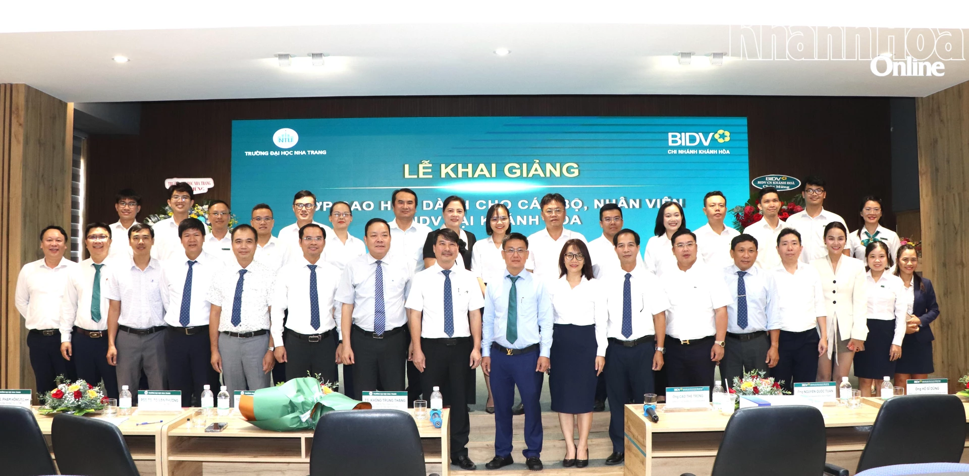 Các đại biểu chụp ảnh lưu niệm tại lễ khai giảng.