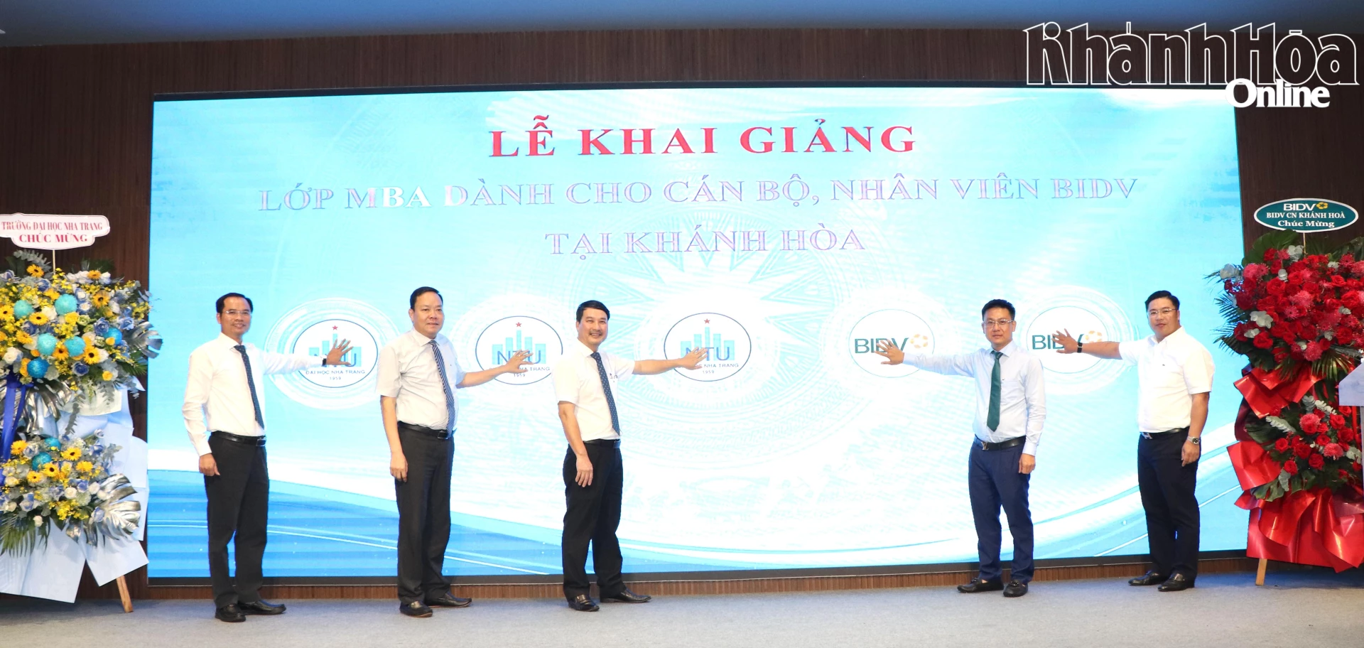 Đại diện các đơn vị thực hiện nghi thức khai giảng lớp cao học.