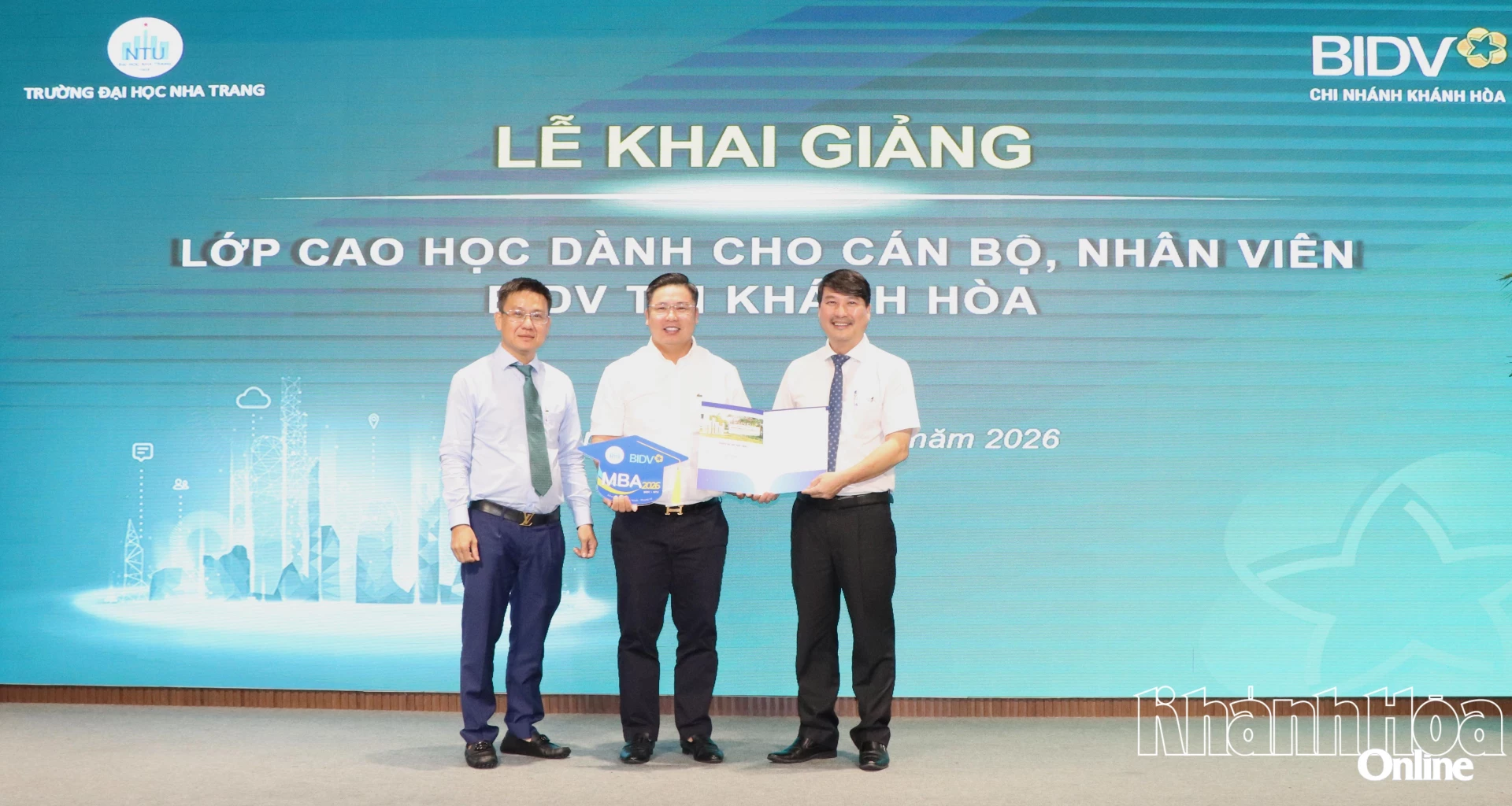 Lãnh đạo Trường Đại học Nha Trang và BIDV Chi nhánh Khánh Hòa trao quyết định thành lập lớp cao học.