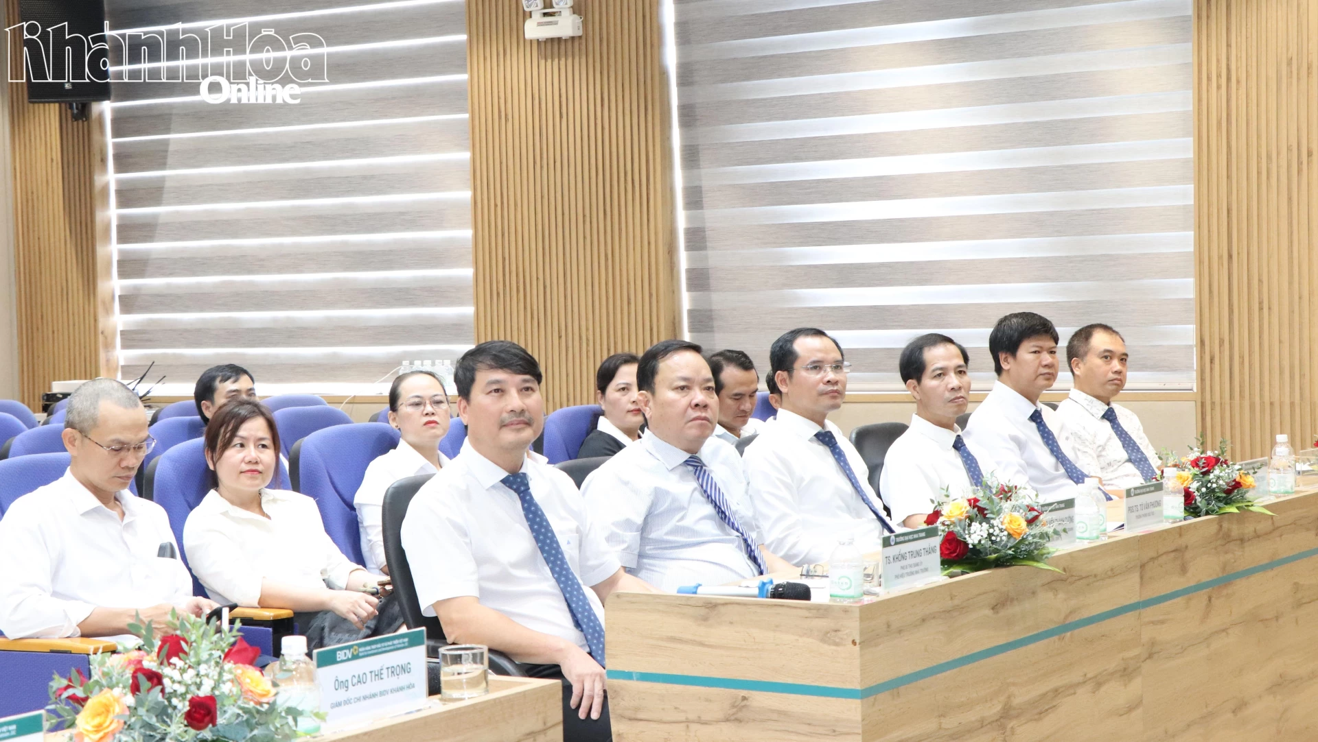Lãnh đạo Trường Đại học Nha Trang tham dự lễ khai giảng.