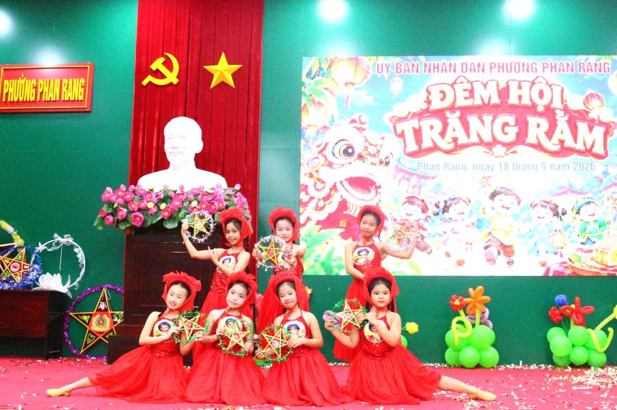 Một tiết mục văn nghệ của các thiếu nhi tại chương trình.