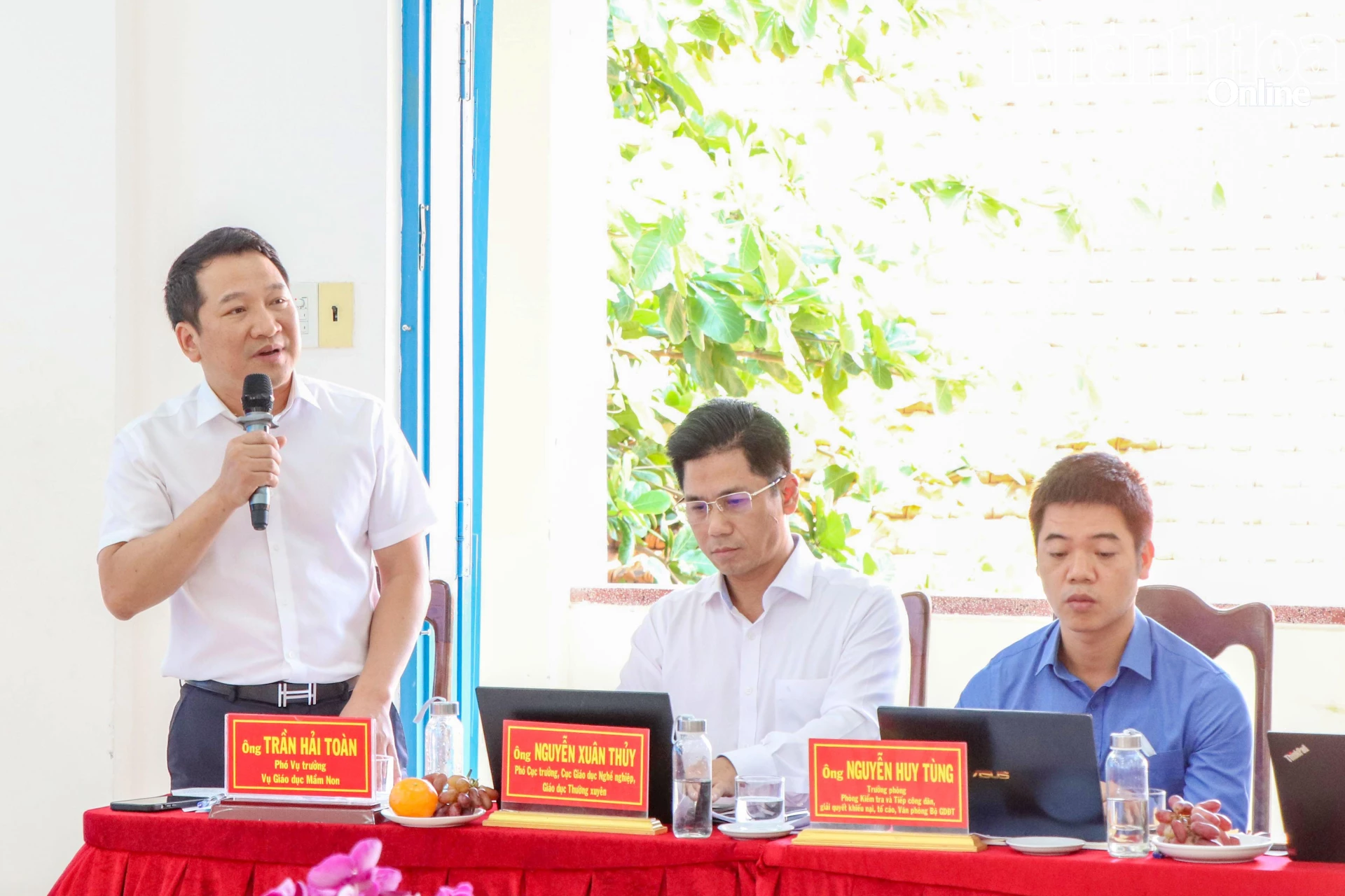 Thành viên đoàn công tác của Bộ Giáo dục và Đào tạo giải đáp một số kiến nghị của các trường.