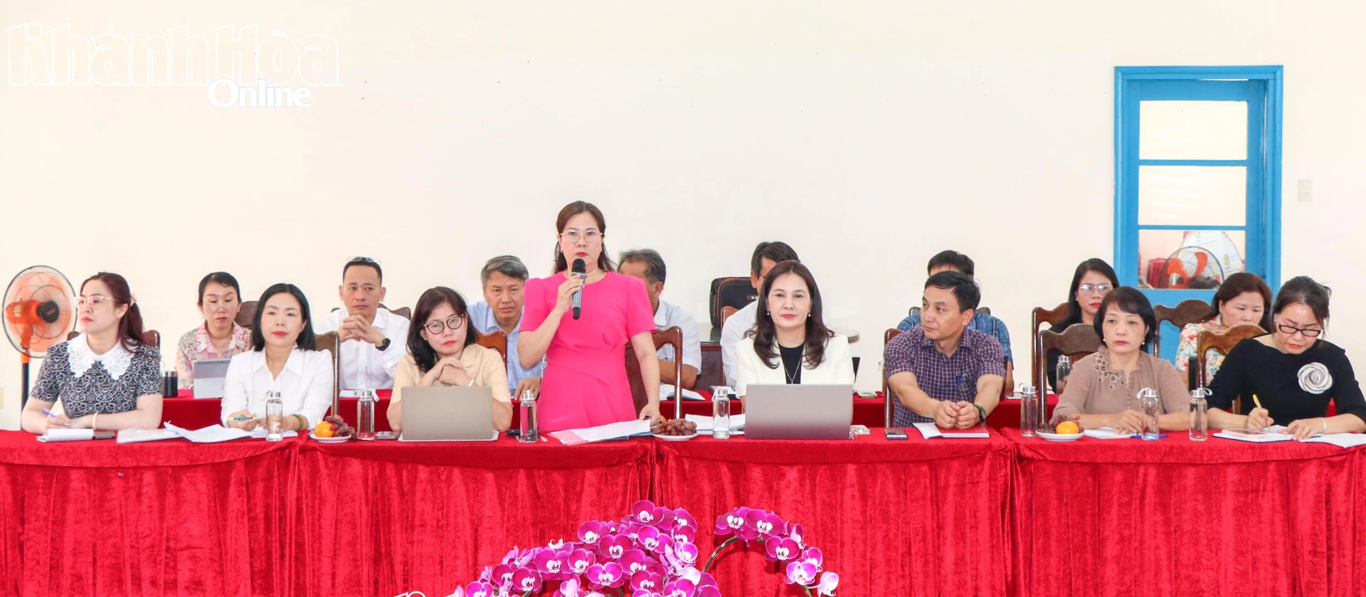 Đại diện Trường Tiểu học Nha Trang báo cáo tại buổi làm việc.