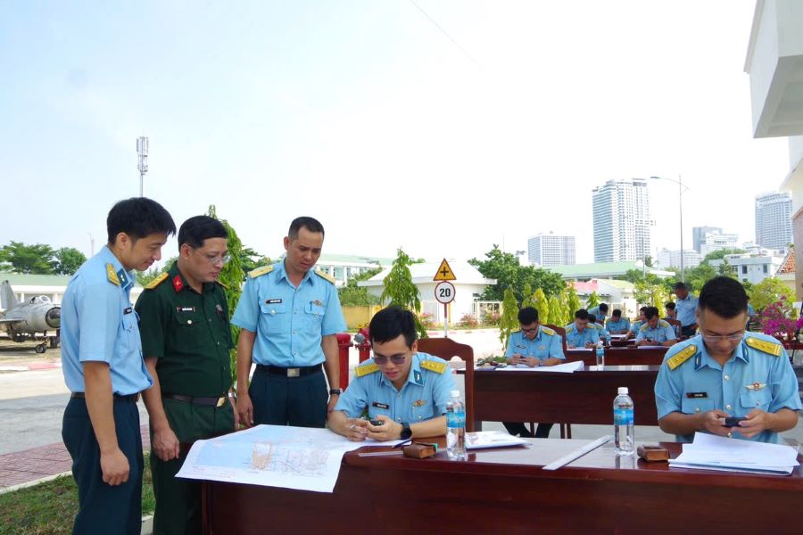 Đoàn kiểm tra cán bộ nhà trường thực hành nội dung sử dụng địa bàn và máy định vị vệ tinh cầm tay (GPS).