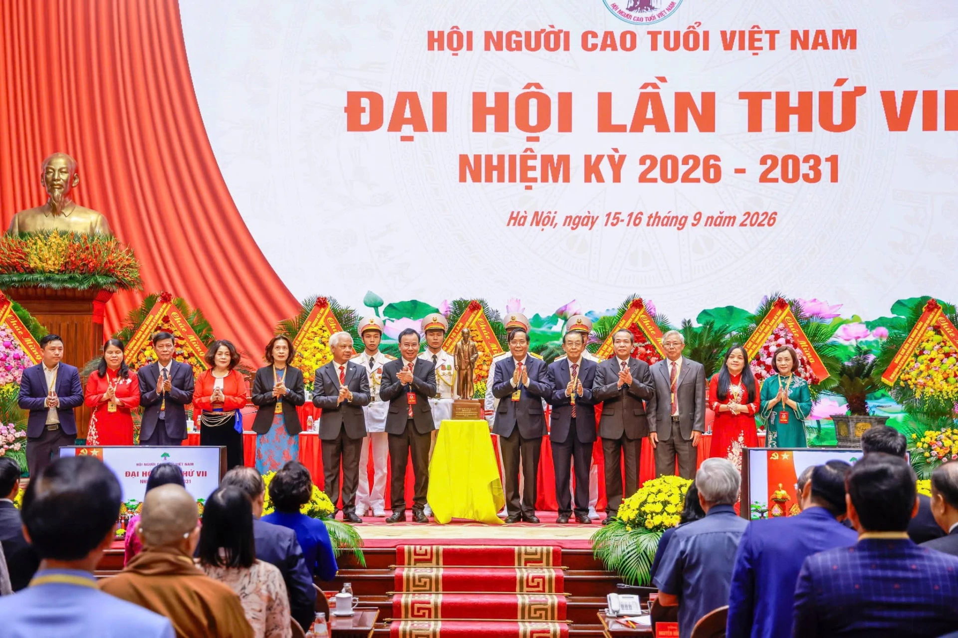 Đại hội đại biểu toàn quốc Hội Người cao tuổi Việt Nam lần thứ VII, nhiệm kỳ 2026 – 2031 vinh dự đón nhận Bức tượng chân dung Chủ tịch Hồ Chí Minh do Tổng Bí thư, Chủ tịch nước Tô Lâm trao tặng. Ảnh: Báo Đại đoàn kết.