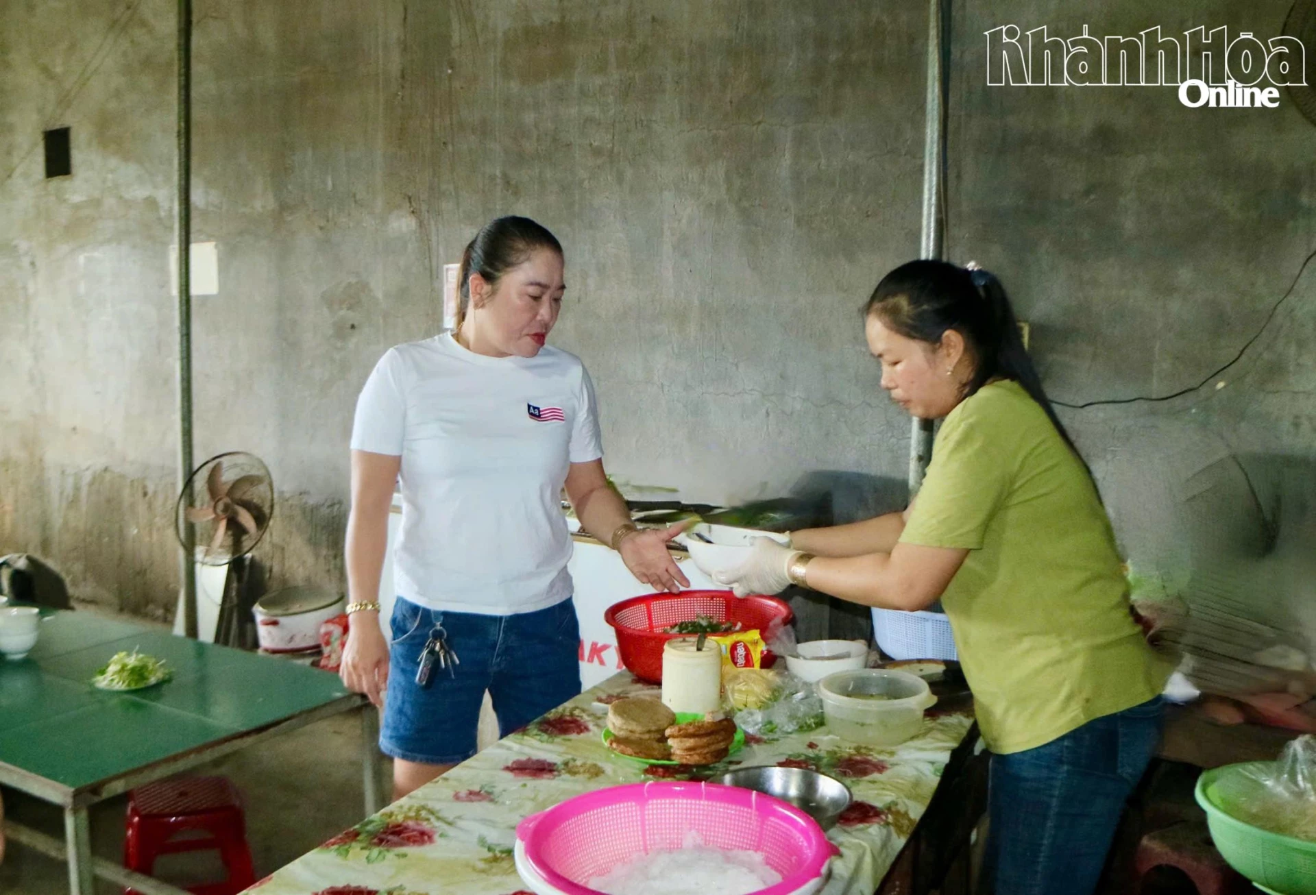 Thực khách gọi bún tại quầy bán.