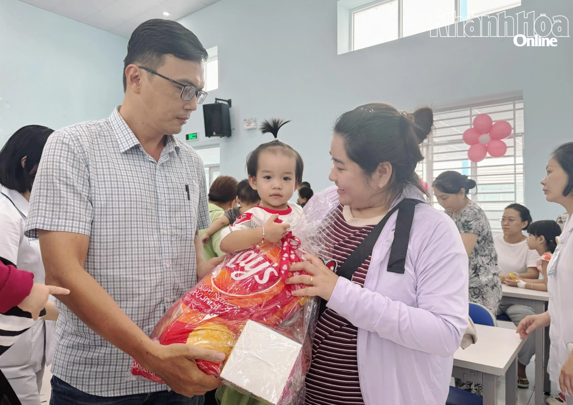 Mạnh thường quân trao tặng quà cho bệnh nhi tại chương trình.