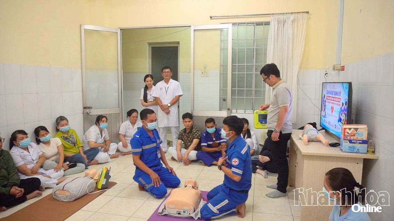 Nhân viên Trung tâm Y tế 115 chia sẻ phương pháp thực hành hồi sinh tim phổi ngoài cộng đồng.