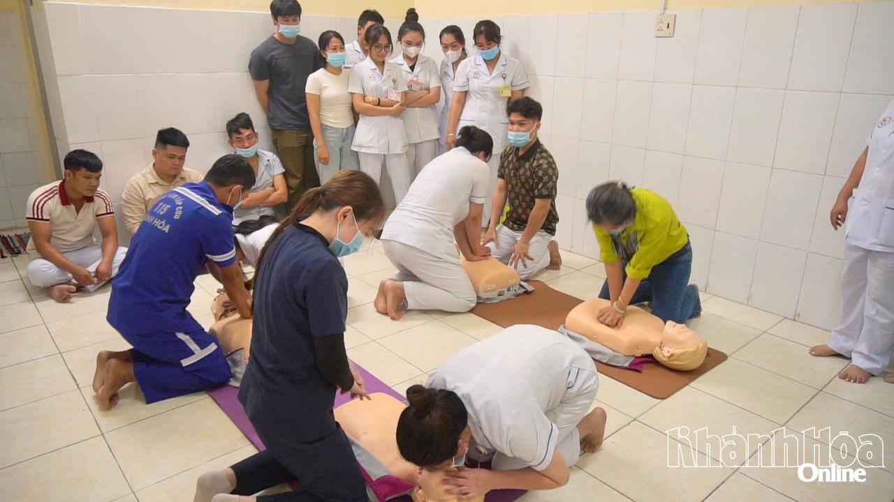 Các cán bộ, nhân viên y tế, điều dưỡng Khoa Cấp cứu 115 thực hành hoạt kỹ năng hồi sinh tim phổi và sử dụng máy khử rung tim tự động. 