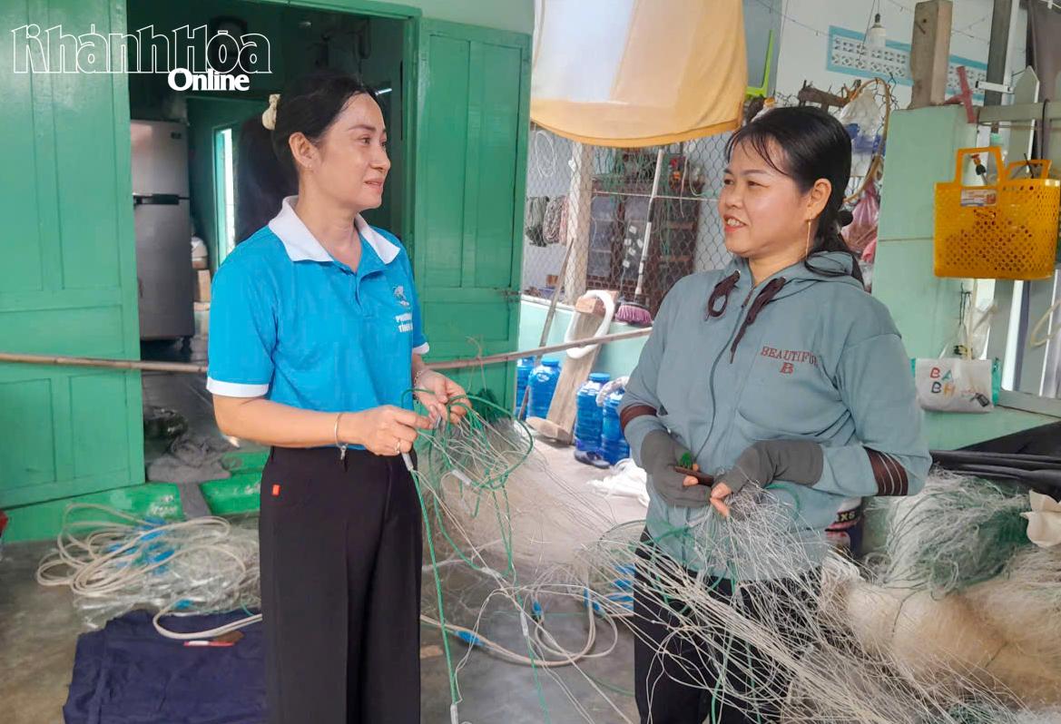 Bà Trân (bên trái) hỏi thăm tình hình phát triển kinh tế của gia đình hộ vay vốn.