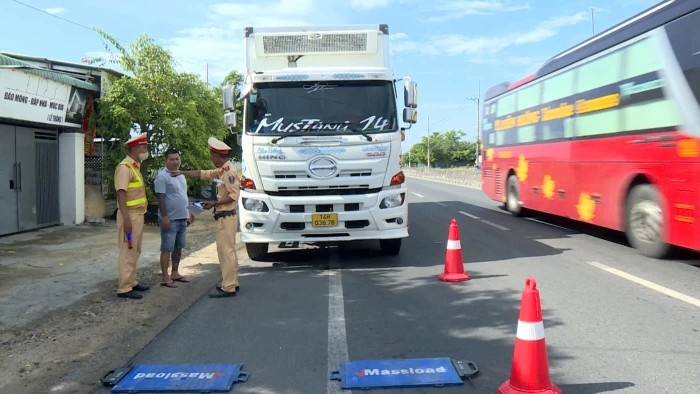 [Video] Cao điểm tổng kiểm soát phương tiện kinh doanh vận tải