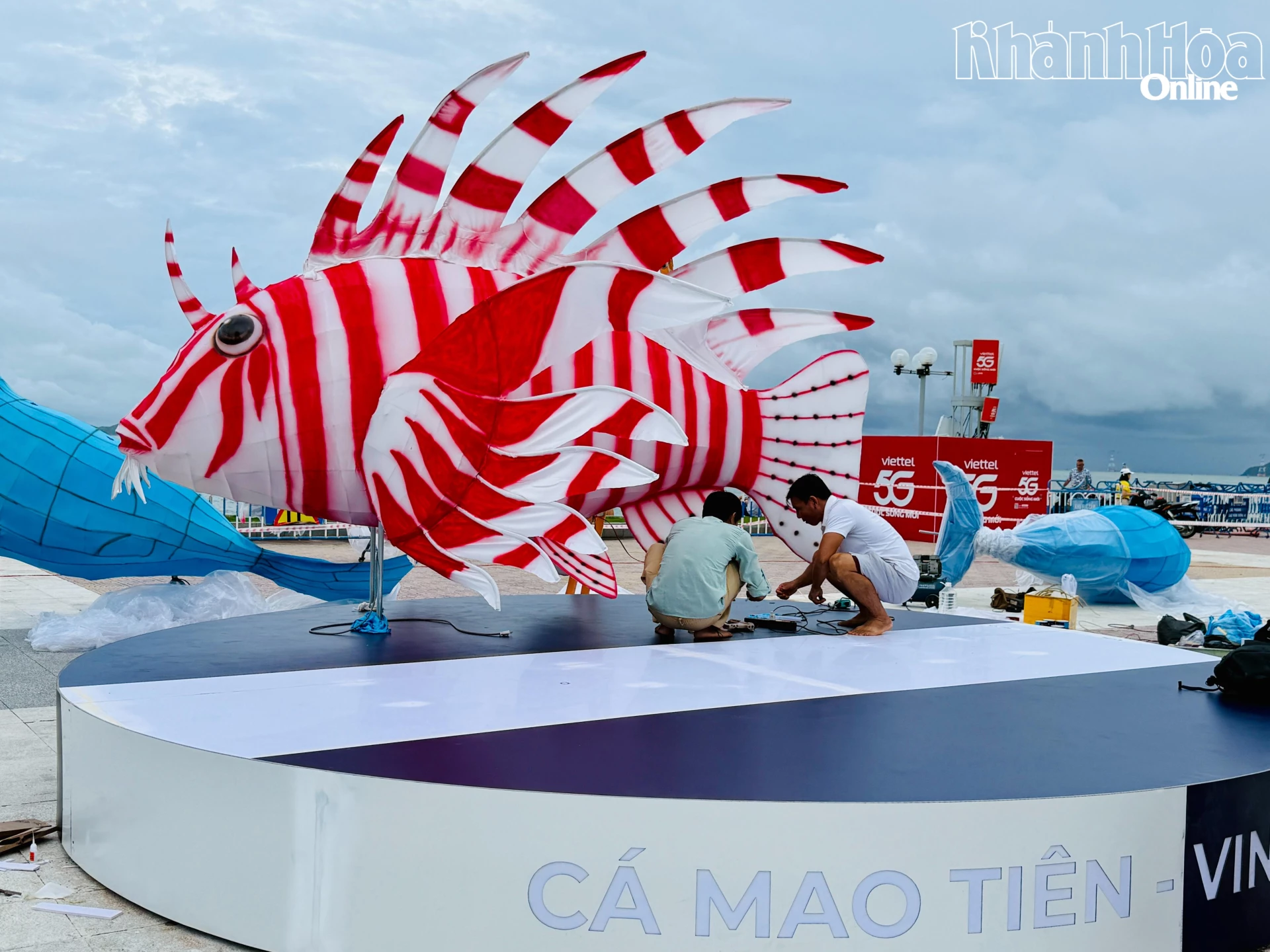 Mô hình cá mao tiên đang được các nhân sự thi công.