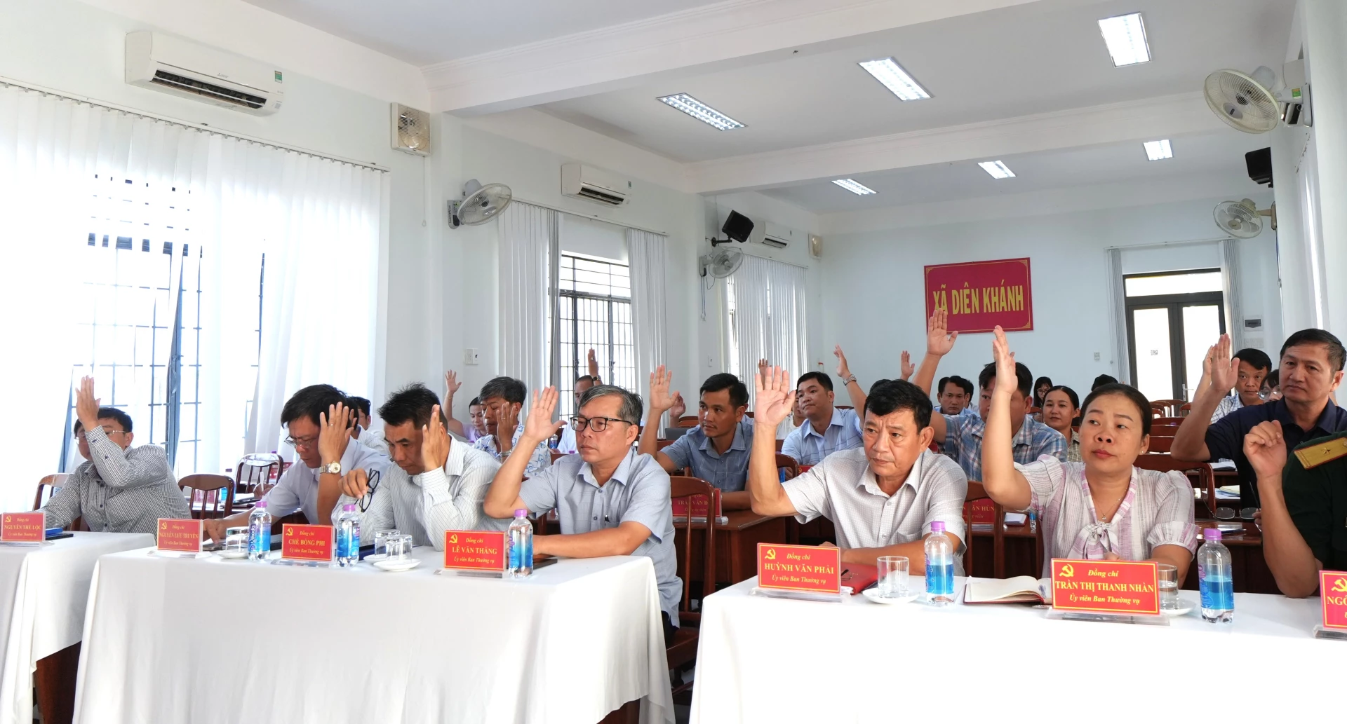 Các đại biểu biểu quyết thông qua đề án.