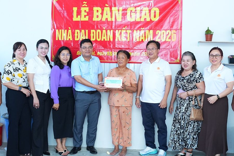 Các đơn vị tặng quà cho gia đình ông Hồ Giang tại lễ bàn giao.