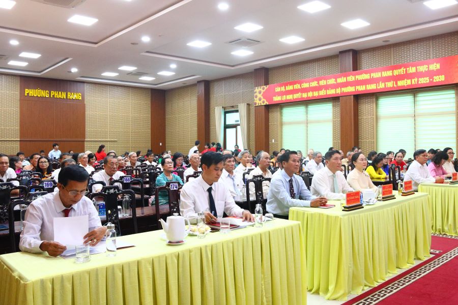 Các đại biểu tham dự buổi lễ.