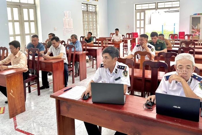 Xã Nam Cam Ranh phối hợp phổ biến pháp luật về giao thông đường thủy nội địa