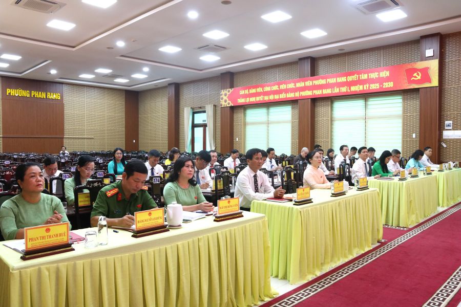 Các đại biểu tham dự kỳ họp.