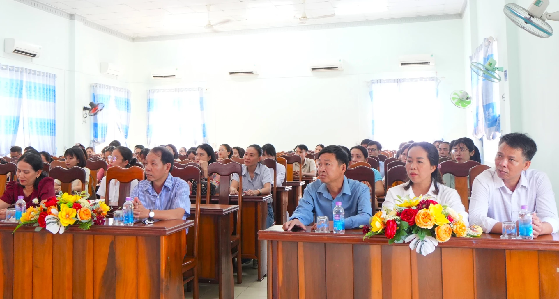 Các đại biểu tham dự khai mạc lớp bồi dưỡng.