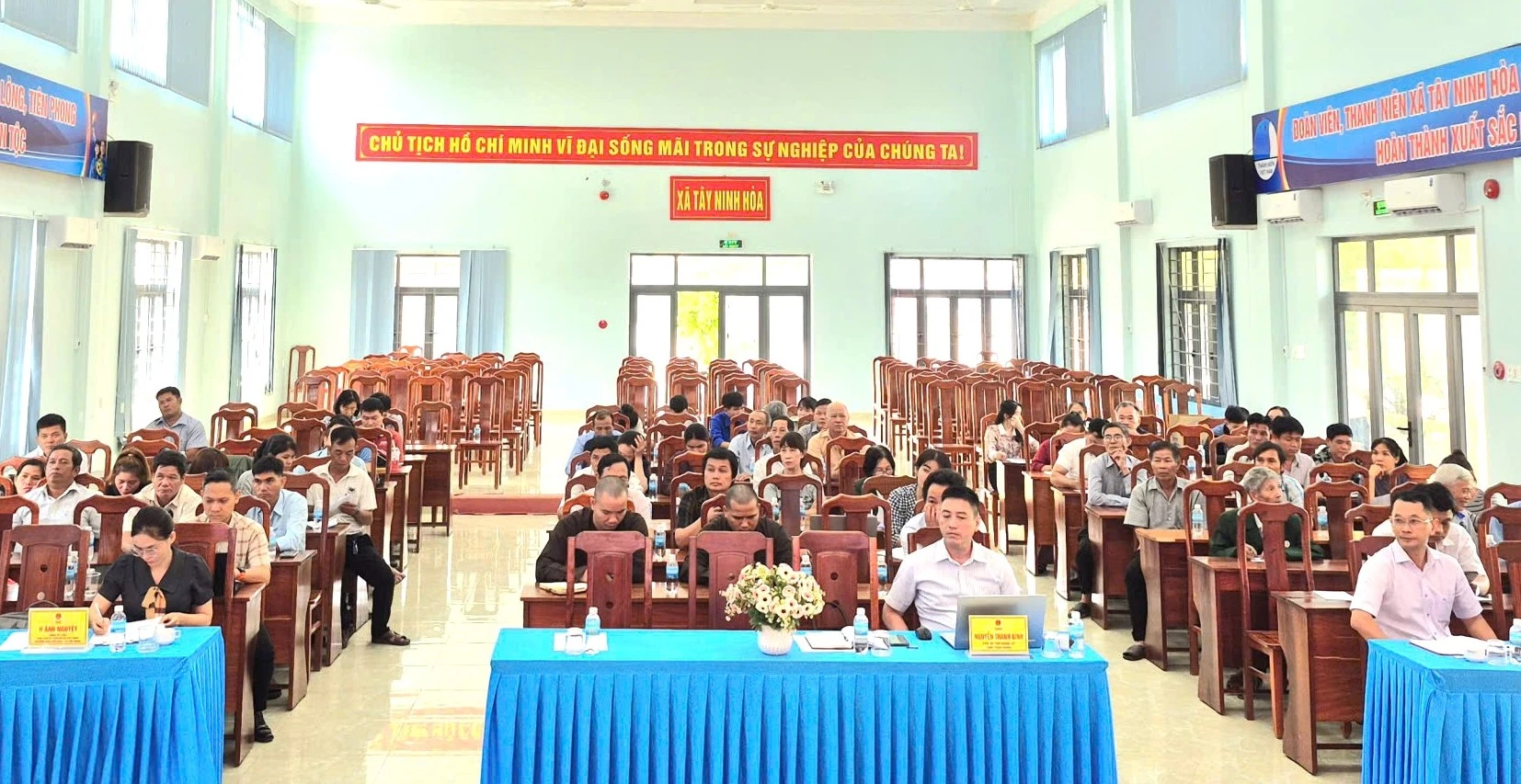 Các đại biểu và cử tri tham dự buổi tiếp xúc.