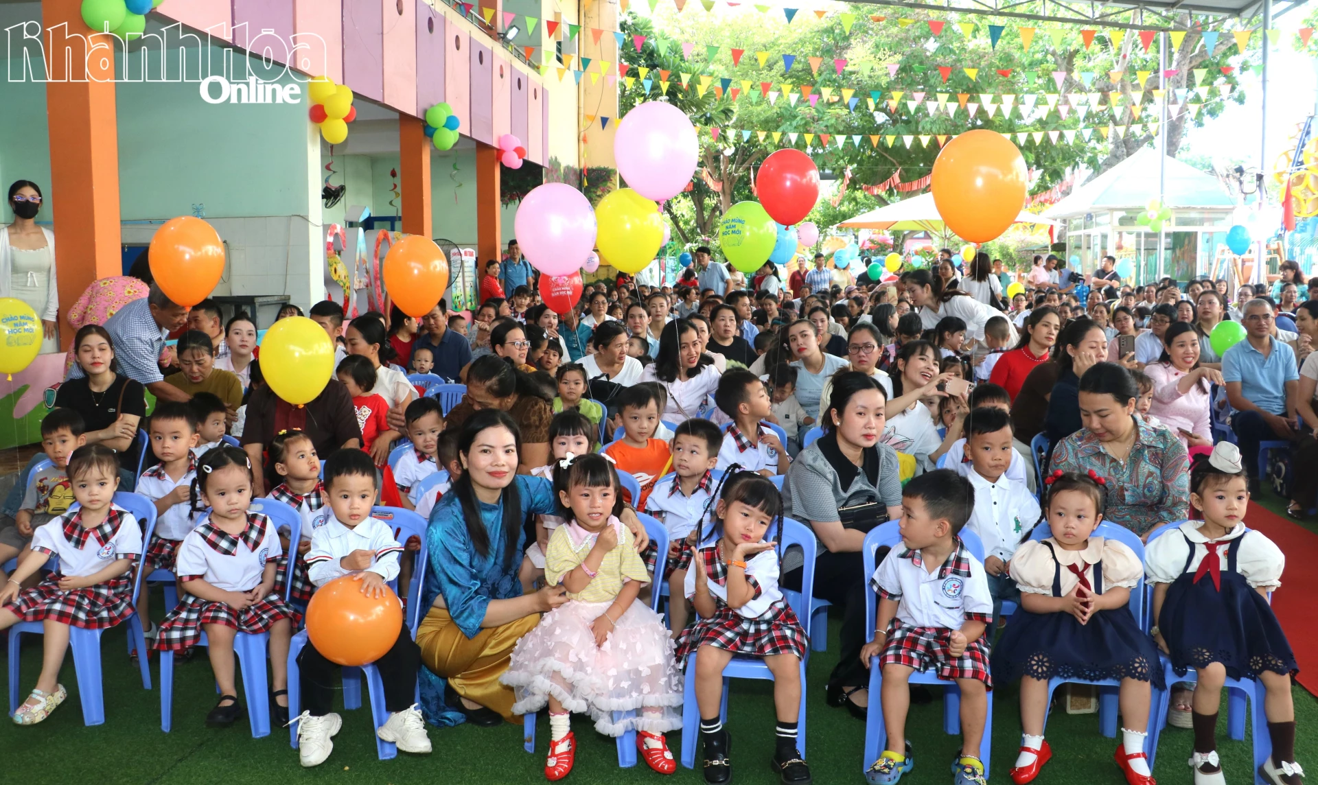 Các cháu hân hoan trong ngày hội đến trường.