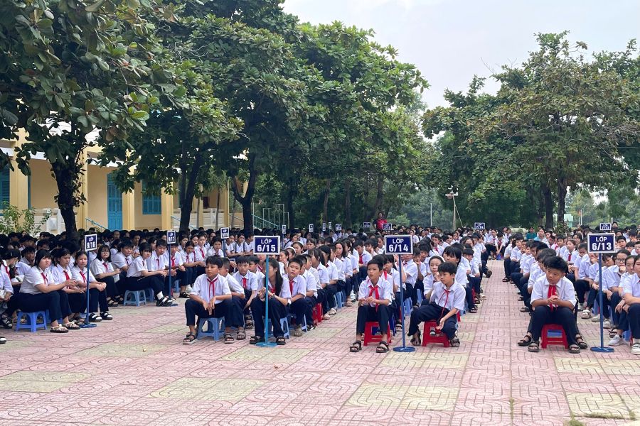Học sinh Trường THCS Cam Ranh Phân hiệu 1 tham gia buổi truyền thông.