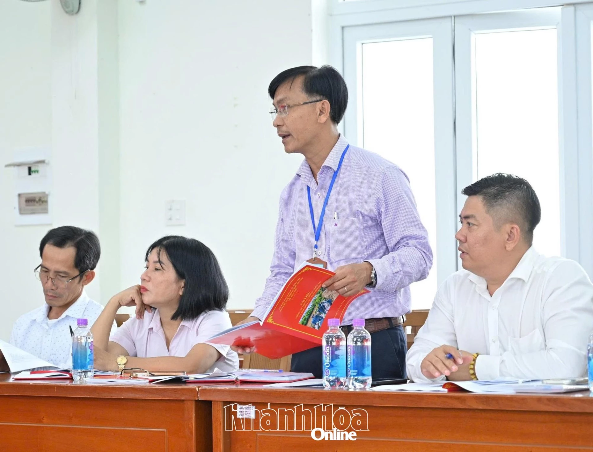 Các phòng chuyên môn của xã báo cáo tình hình.