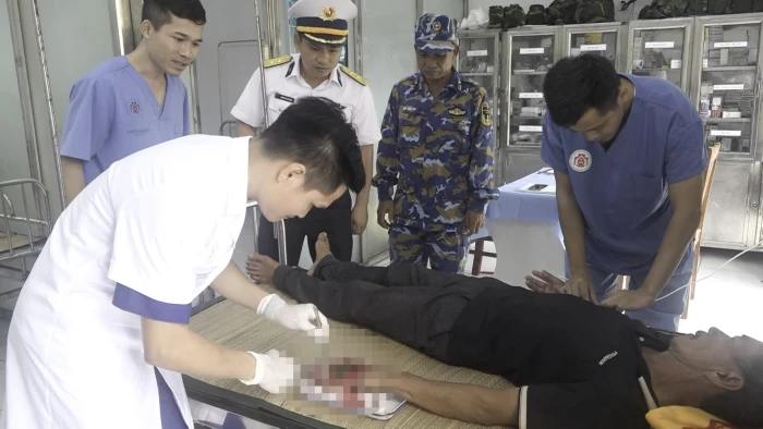 Đảo Song Tử Tây cấp cứu ngư dân bị tai nạn lao động