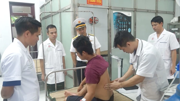 Bệnh xá đảo Song Tử Tây cấp cứu ngư dân bị sỏi niệu quản