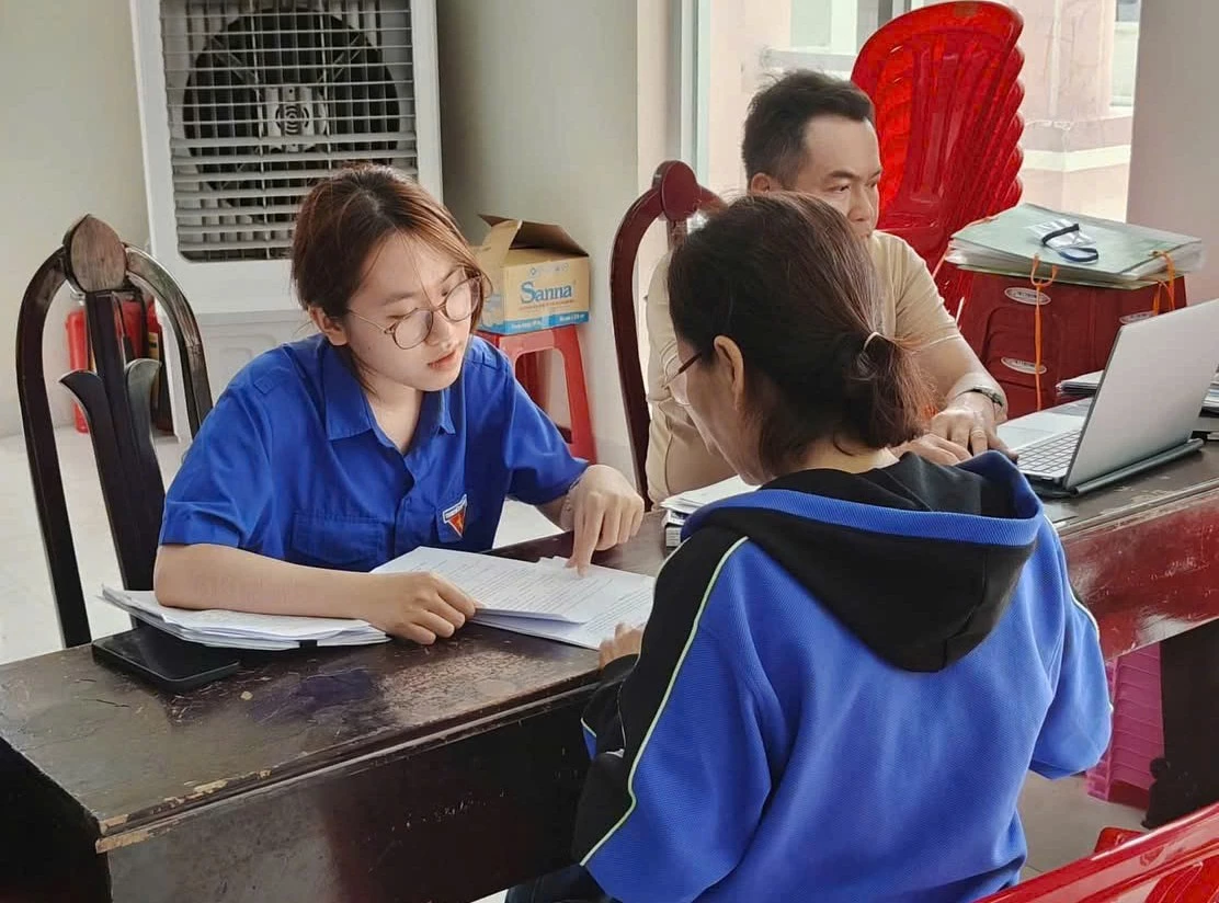 Đoàn viên Đoàn phường Cam Ranh hỗ trợ người dân kê khai đăng ký đất đai.