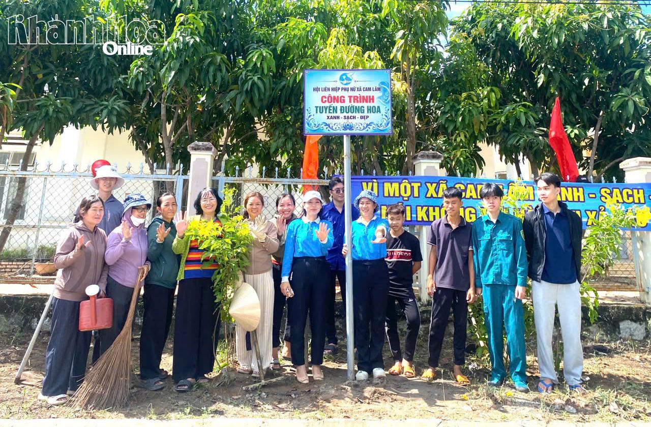 Phụ nữ xã Cam Lâm ra quân vệ sinh môi trường và trồng thêm hoa tại tuyến đường hoa thôn Bãi Giếng 2.